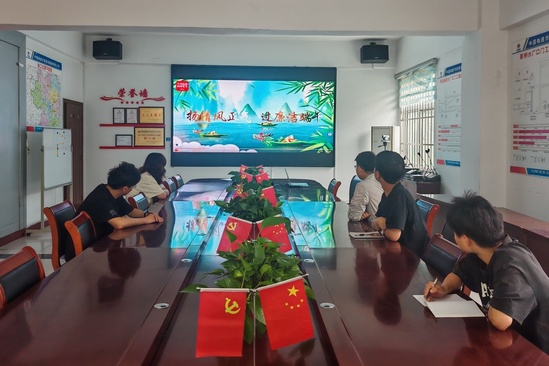 观看警示片.jpg